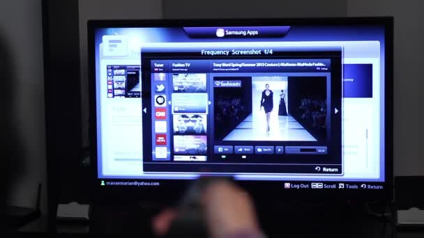 Smart tv apps и молодые женщины руку нажатием пульта дистанционного управления — стоковое видео
