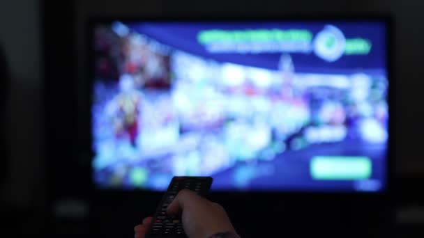 Smart tv e mão jovem mulher pressionando controle remoto — Vídeo de Stock