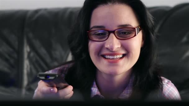 Jovem mulher assistindo filme engraçado na TV — Vídeo de Stock