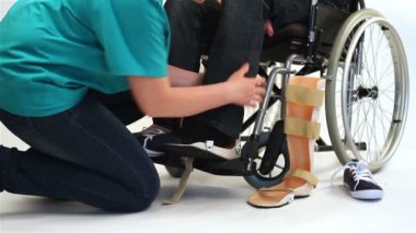 Tekerlekli sandalyede genç adam için ortopedik ekipman