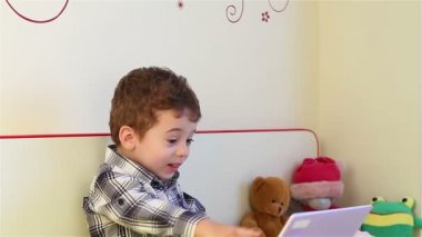 küçük çocuk izlerken laptop şaşırttı