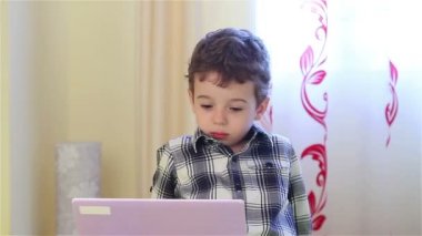 küçük çocuk izlerken laptop