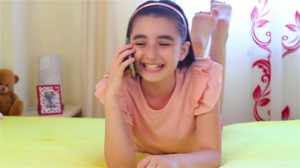 Tonårig flicka talar på smartphone — Stockvideo