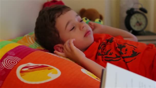 Чтение истории для маленького мальчика, чтобы уснуть — стоковое видео