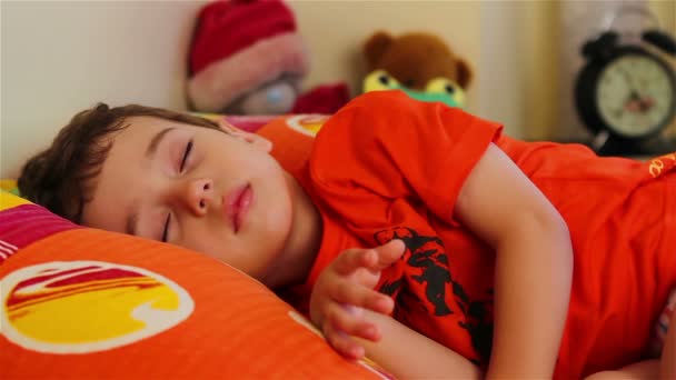 Schattige kleine jongen slapen — Stockvideo