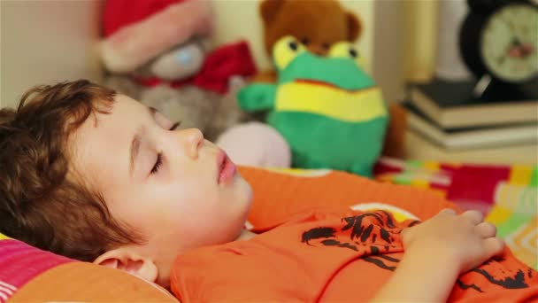 Carino bambino dormire — Video Stock