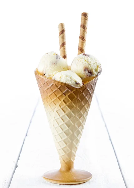 Helado de vainilla con oblea en taza sobre la mesa —  Fotos de Stock