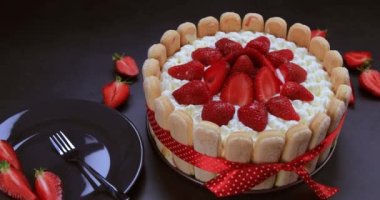 Siyah masada ev yapımı çilekli tiramisu keki. Lezzetli tiramisu sunumu. Dolly 4K çekti.