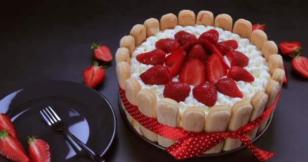 Hausgemachter Erdbeer Tiramisu Kuchen Auf Schwarzem Tisch Köstliche Tiramisu Präsentation — Stockvideo