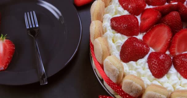 Hausgemachter Erdbeer Tiramisu Kuchen Auf Schwarzem Tisch Köstliche Tiramisu Präsentation — Stockvideo