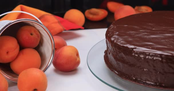 Bolo Austríaco Sacher Com Damasco Chocolate Servir Uma Fatia Conceito — Vídeo de Stock