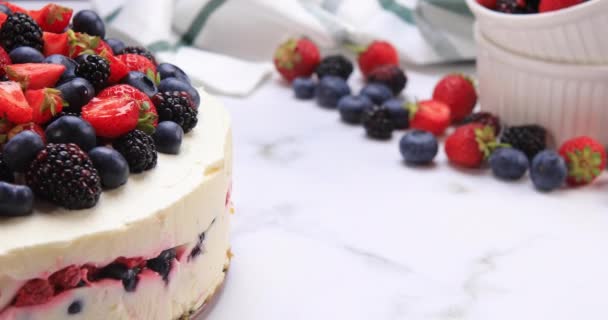ベリープレゼンテーションとおいしい自家製チーズケーキ ヘルシーな夏のデザートコンセプト ドリーショット4K — ストック動画