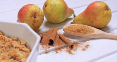 Ev yapımı armut ezmesi, yulaf ve tarçınlı. Sağlıklı tatlı konsept sunulmaya hazır. Dolly 4K çekti.