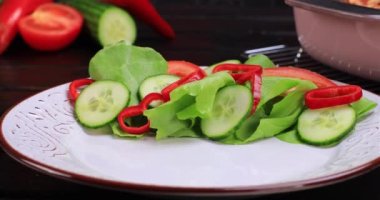 Pastırmalı ve sebze salatalı klasik Fransız graten patatesleri. Lezzetli sağlıklı yiyecekler servis edilmeye hazır. Dolly 4K çekti.