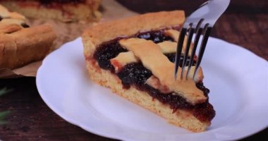 Reçelli ev yapımı kek yemek. Lezzetli Linzer. Ev yemeği konsepti. Dolly 4K çekti.