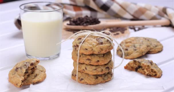 Σπιτικά Μπισκότα Κομματάκια Σοκολάτας Και Ένα Ποτήρι Γάλα Πρωινό Dolly — Αρχείο Βίντεο