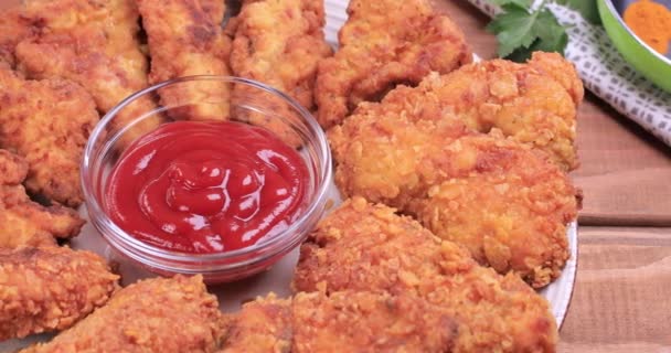 Presentazione Pezzi Pollo Croccanti Con Salsa Pomodoro Sul Piatto Concetto — Video Stock