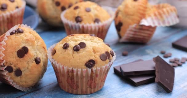 Muffinki Kawałkami Czekolady Drewnianym Tle Zdrowe Składniki Słodycze Koncepcja Dolly — Wideo stockowe