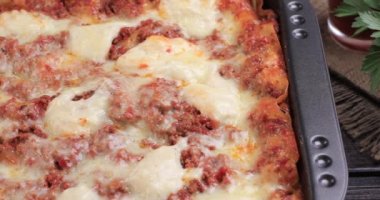 Tavada ev yapımı taze lazanya. Ev yemeği konsepti. Dolly 4K çekti.