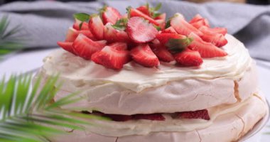 Ev yapımı çilekli pasta sunumu. Sağlıklı yaz tatlısı konsepti servis edilmeye hazır. Dolly 4K çekti.