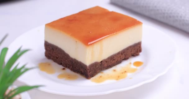 Essen Sie Ein Stück Schokoladenkuchen Mit Creme Brulee Köstlicher Hausgemachter — Stockvideo