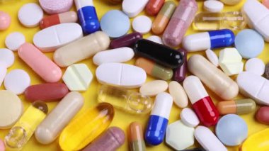 Farklı haplara yakın çekim. İlaçlar, haplar, antibiyotikler, vitaminler, sağlık hizmetleri, ilaç endüstrisi, uyuşturucu kullanımı, ilaç konsepti. Dolly 4K çekti.
