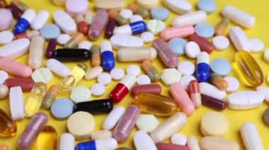 Farklı haplara yakın çekim. İlaçlar, haplar, antibiyotikler, vitaminler, sağlık hizmetleri, ilaç endüstrisi, uyuşturucu kullanımı, ilaç konsepti. Dolly 4K çekti.