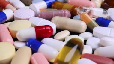 Farklı haplara yakın çekim. İlaçlar, haplar, antibiyotikler, vitaminler, sağlık hizmetleri, ilaç endüstrisi, uyuşturucu kullanımı, ilaç konsepti. Dolly 4K çekti.