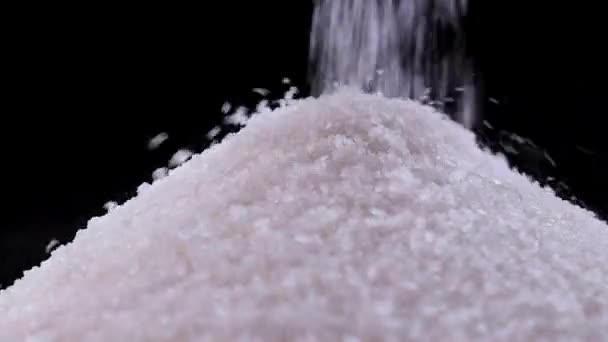 Despeje Açúcar Branco Fundo Preto Câmera Lenta Benefícios Perigo Consumo — Vídeo de Stock