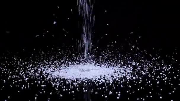 Nalít Bílý Cukr Černé Pozadí Zpomaleném Filmu Přínosy Nebo Nebezpečí — Stock video