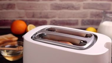 Tost makinesinden harika tost dilimleri geliyor. Sağlıklı kahvaltı yemekleri ve ısıtma teknolojisi konsepti. Yavaş çekim