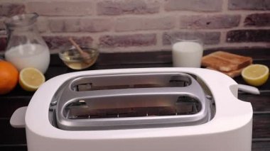 Tost makinesinden harika tost dilimleri geliyor. Sağlıklı kahvaltı yemekleri ve ısıtma teknolojisi konsepti. Yavaş çekim