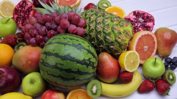 Verschiedene Frische Früchte Für Eine Gesunde Ernährung Wassermelone Ananas Apfel — Stockvideo