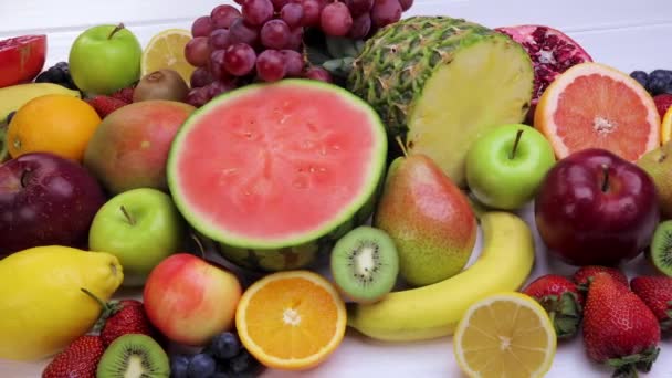 Válogatott Friss Gyümölcs Egészséges Táplálkozáshoz Görögdinnye Ananász Alma Körte Eper — Stock videók
