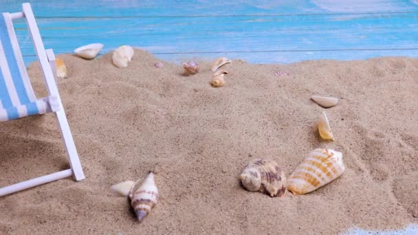 Ξαπλώστρα Και Κοχύλια Στην Άμμο Μπλε Φόντο Καλοκαιρινές Διακοπές Παραλία — Αρχείο Βίντεο