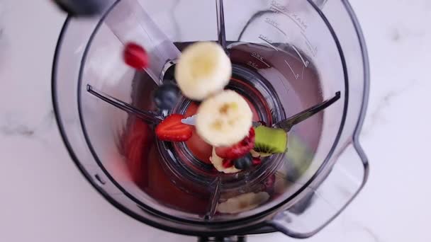 Pouring Fresh Fruit Smoothie Blender Preparing Fresh Drink Full Vitamins — Stock Video