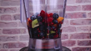 Blender 'da taze meyve püresi. Sağlıklı bir diyet için vitamin dolu taze bir içecek hazırlıyorum. Yavaş çekim