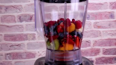Blender 'da taze meyve püresi. Sağlıklı bir diyet için vitamin dolu taze bir içecek hazırlıyorum. Dolly 4K çekti.