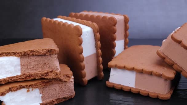 Sanduíche Sorvete Chocolate Baunilha Biscoito Cacau Sobre Fundo Preto Dolly — Vídeo de Stock