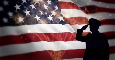 4 Temmuz 'u kutlayan havai fişek ve asker siluetiyle Amerikan bayrağı sallanıyor. Bağımsızlık, Anıt, Kutlama, Havai fişek konsepti. Kusursuz döngü 4K