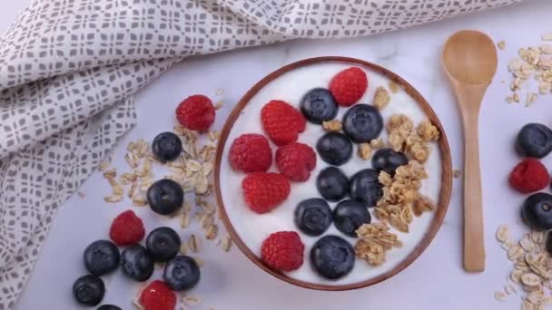 Portion Yogurt Blueberry Raspberry Oat Flakes Wooden Bowl Ready Served — стоковое видео