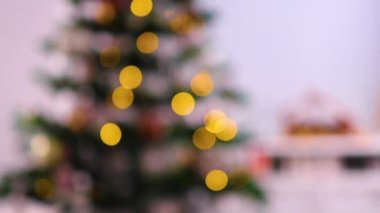 Bulanık Noel ağacı ve evde ışıklar. Noel 'i dekorasyon ve ışık konseptiyle kutluyoruz. 4k