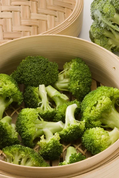 Brócolos cozidos no vapor . — Fotografia de Stock