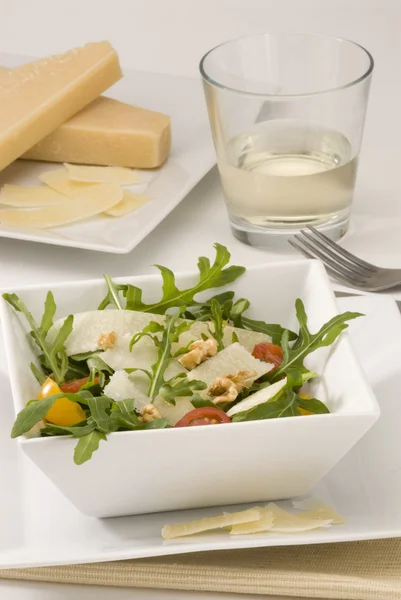 Ruccola och parmesan sallad. — Stockfoto