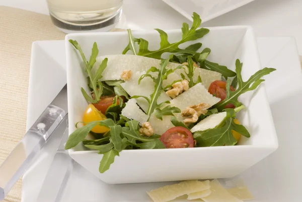 Ensalada de cohetes y parmesano . — Foto de Stock