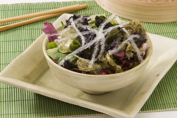 Salada de algas comestíveis. — Fotografia de Stock
