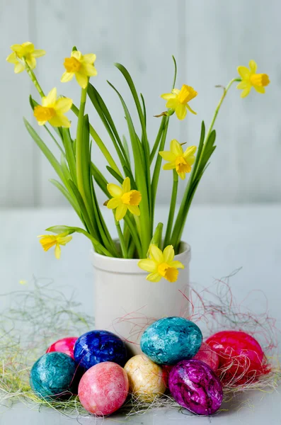Narcissus and Easter eggs. Floral arrangement. — Stock Photo, Image
