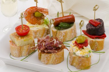 İspanya mutfağı. tapas. montaditos tepsi.