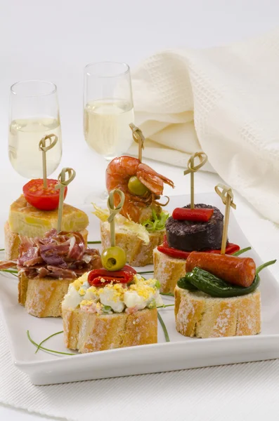 Spanska rätter. tapas. bricka med montaditos. — Stockfoto