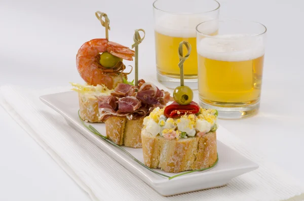 Spanische Küche. Tapas. Tablett von montaditos. — Stockfoto